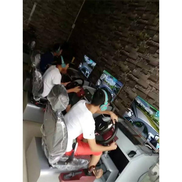 小伙子在網(wǎng)吧里使用汽車駕駛模擬器！