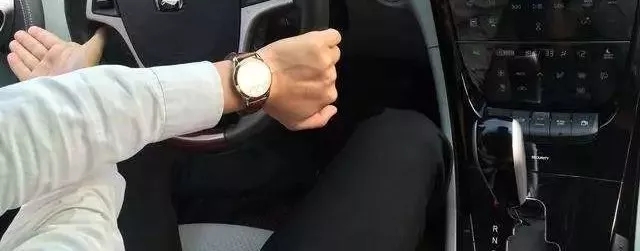 打死方向盤會使助力泵總是處于繃緊狀態(tài)，對助力泵造成較大的損傷